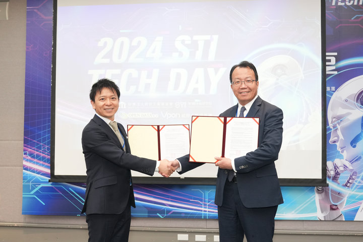 2024 STI TECH DAYで電気通信大学と台湾III間の学術交流協定協定書を掲げる電通大曽我部教授とIII STI Meng院長の写真