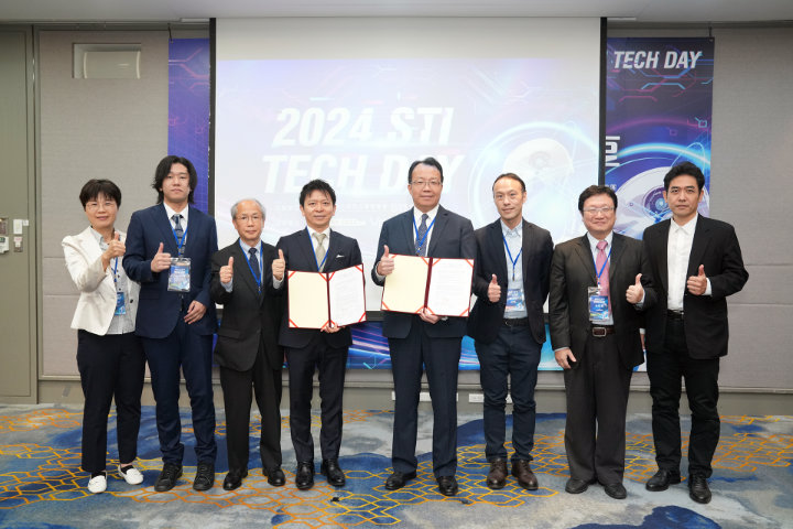 2024 STI TECH DAYに参加した電気通信大学のメンバーとIII軟體院のメンバーの集合写真左から白氏（IIIコーディネーター）、佐々木氏（本学修士1年生）、瀬川氏（産学官主幹コーディネーター）、曽我部教授、Meng院長、Lien博士（軟體院テクニカルディレクター）、Chu氏（軟體院ディレクター）、Wu博士（軟體院ディレクター）